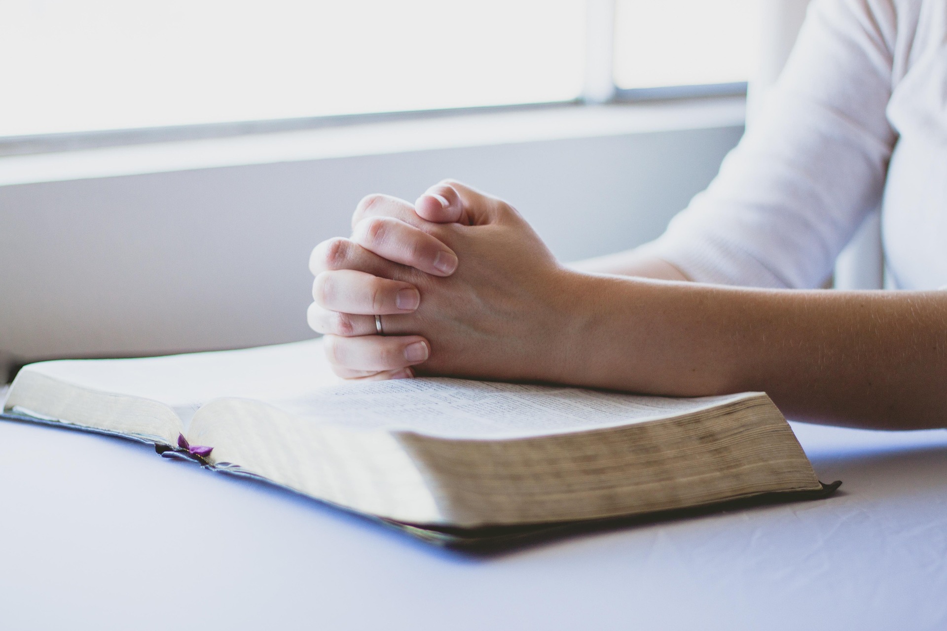 "Oração na vida do crente: pessoa em momento de conexão espiritual profunda"