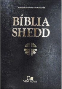 Como escolher sua Bíblia de Estudo ideal - Mulher lendo Bíblia de Estudo em casa