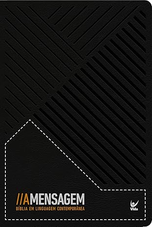 Como escolher sua Bíblia de Estudo ideal - Mulher lendo Bíblia de Estudo em casa