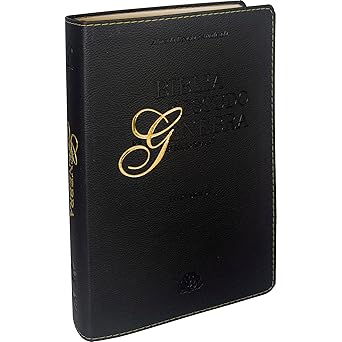 Como escolher sua Bíblia de Estudo ideal - Mulher lendo Bíblia de Estudo em casa