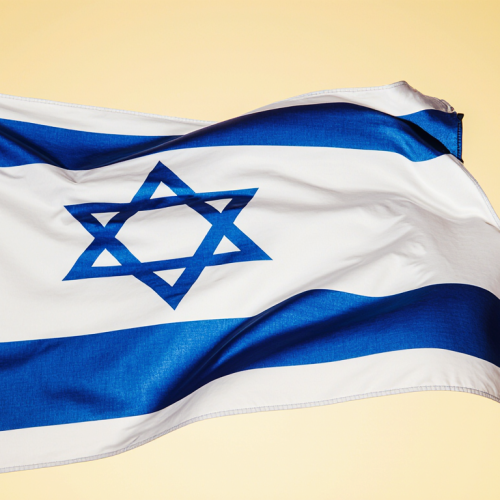 Homem de meia-idade com expressão pensativa olhando para o horizonte, representando a reflexão sobre Israel o povo de Deus na teologia cristã