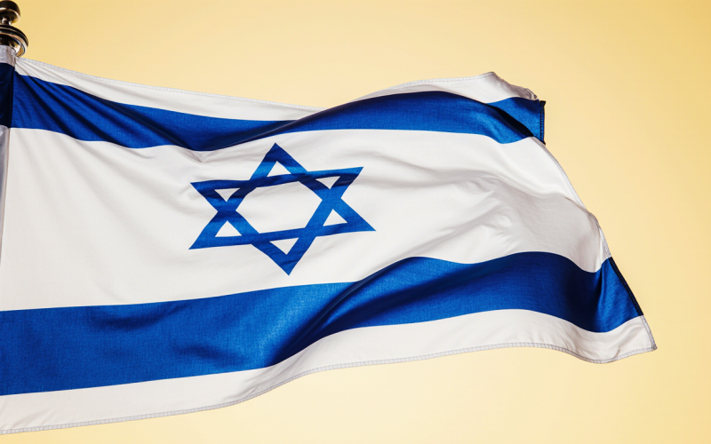 Homem de meia-idade com expressão pensativa olhando para o horizonte, representando a reflexão sobre Israel o povo de Deus na teologia cristã